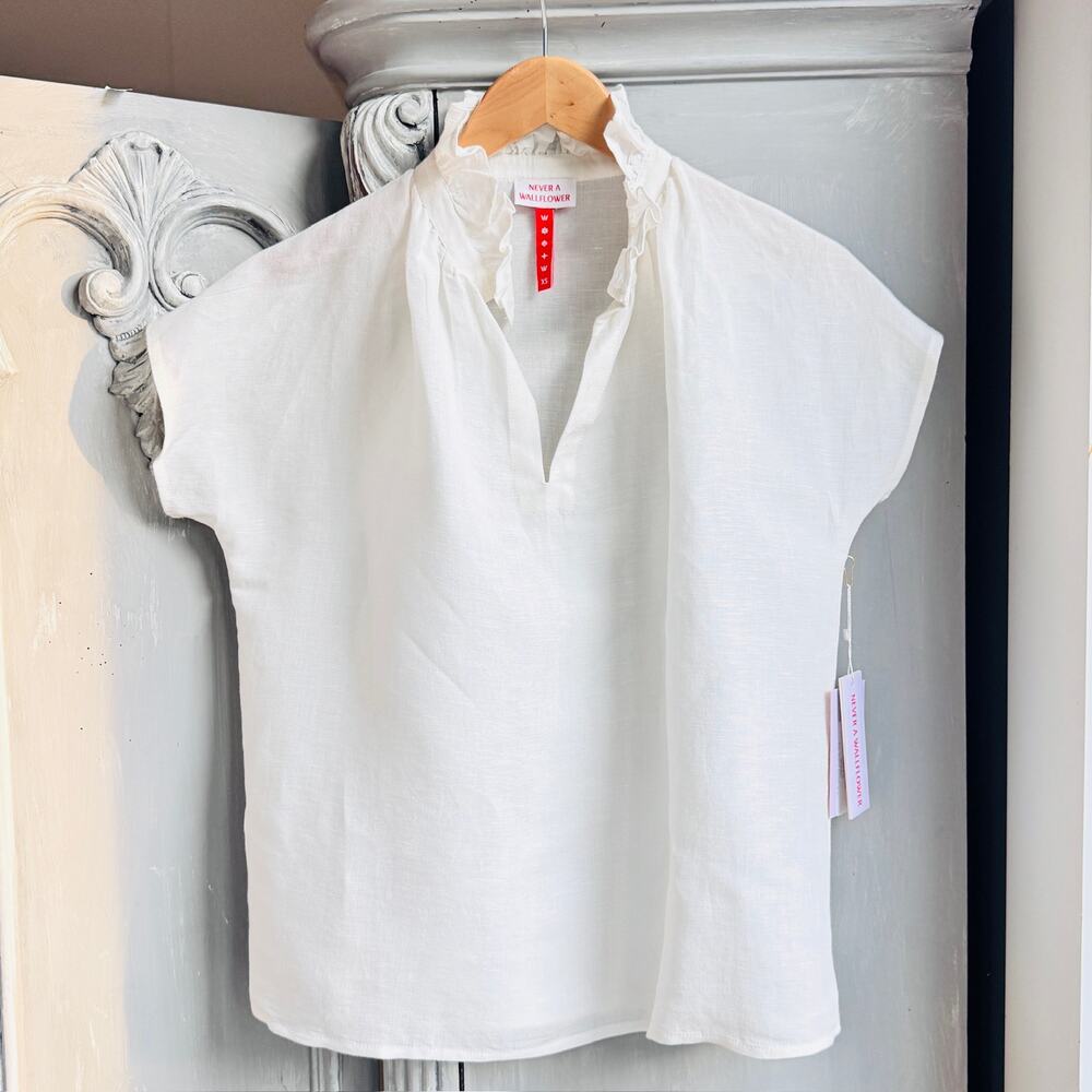 Never A Wallflower NWT White Linen Ruffle Neck Blouse Cap Sleeve S